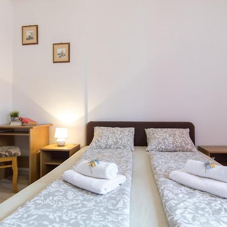 Pape Punat Apartmani I Sobe ภายนอก รูปภาพ