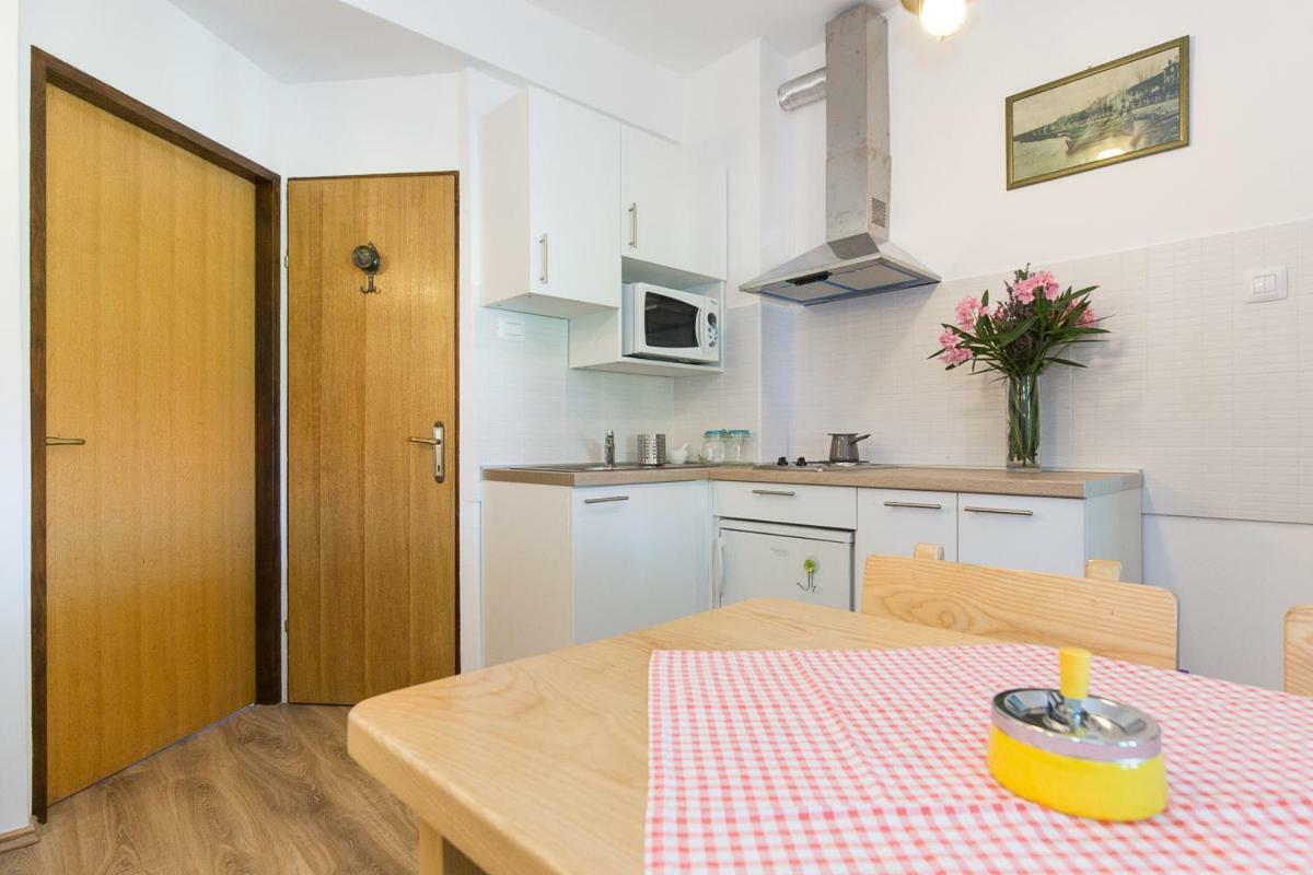 Pape Punat Apartmani I Sobe ภายนอก รูปภาพ