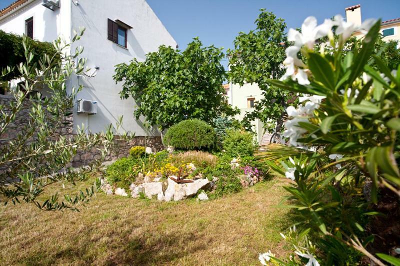 Pape Punat Apartmani I Sobe ภายนอก รูปภาพ